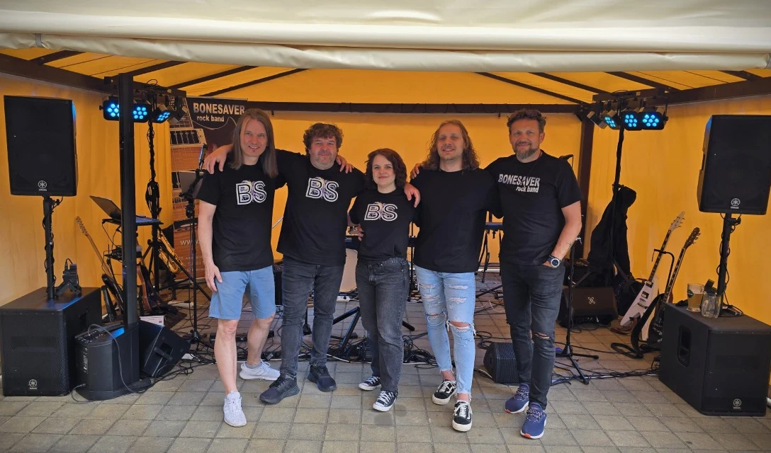 Pět členů BS Band společně na pódiu